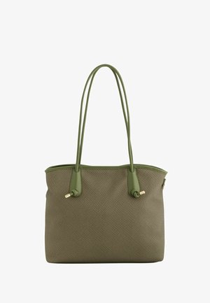Bolso tote texturizado verde oliva con largas asas dobles y detalles de nudos cerca de la base de cada asa.