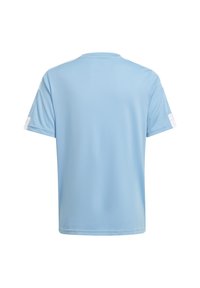 Světle modré tričko s krátkým rukávem, hladké textury a kulatým výstřihem. Na rukávech jsou bílé detaily. Jednoduchý, neformální design.