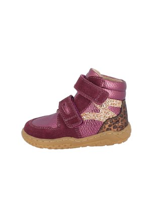 Chaussure montante enfant en violet avec deux bandes velcro, détail latéral doré scintillant, talon imprimé léopard et semelle texturée marron clair.