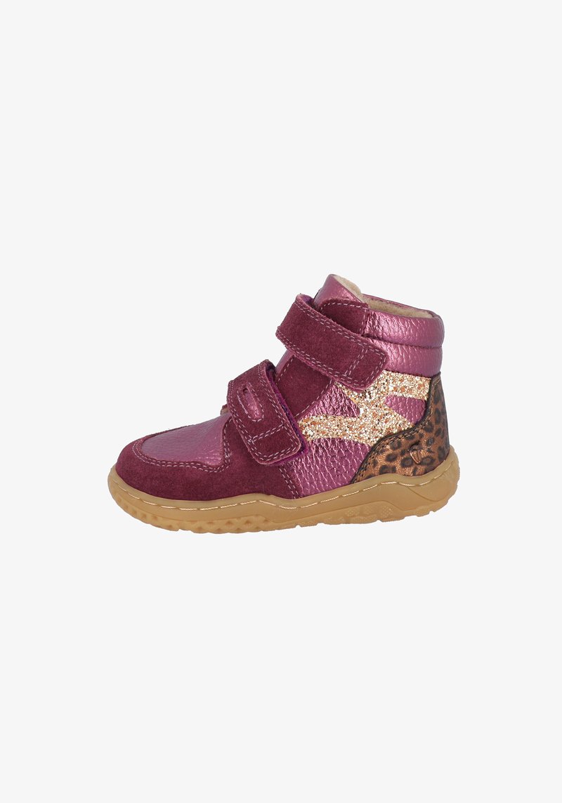 Chaussure montante enfant en violet avec deux bandes velcro, détail latéral doré scintillant, talon imprimé léopard et semelle texturée marron clair.