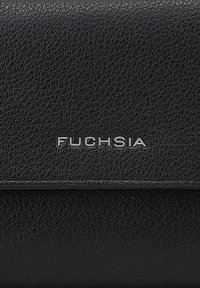 Pochette en cuir noir texturé au design lisse et structuré, ornée d'un logo métallisé indiquant "FUCHSIA" en argent.