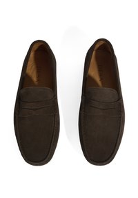 Dunkelbraune Wildleder Slipper mit glatter Textur, ausgestattet mit einem gesteppten Design, einem dekorativen Band und einer gepolsterten Innensohle.