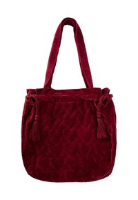 Diep rode fluwelen tote bag met lange handvatten, gequiltde textuur en decoratieve gevlochten kwastjes aan elke zijde.