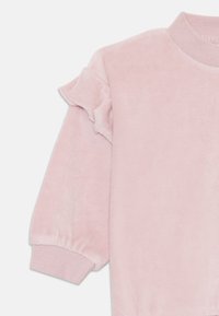 Felpa in velluto rosa con dettagli arricciati sulle spalle e polsini elasticizzati. Tessuto morbido, scollatura a coste e vestibilità morbida.