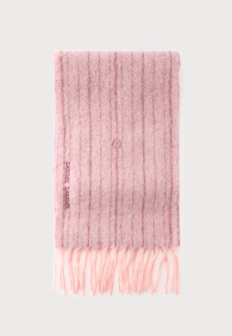 Écharpe rose douce avec de subtiles rayures verticales et des bords frangés, comportant un petit nom de marque brodé près d'un bord.