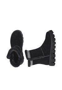Botas de tobillo negras de ante con un forro de pelo sintético, suela resistente y costuras decorativas en el borde superior. Presentan un puño plegable.