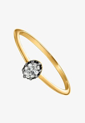 Anillo de oro con una piedra preciosa redonda y clara, adornada con un acento negro. La banda es delgada y suave, con un acabado pulido.