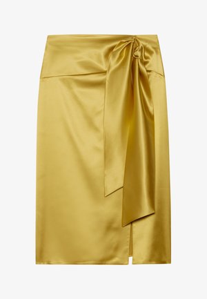 Rumena satenasta krila s stransko vozlom, ravnim krojem in razporkom do stegna, kar zagotavlja tekoče drapiranje in gladko teksturo.