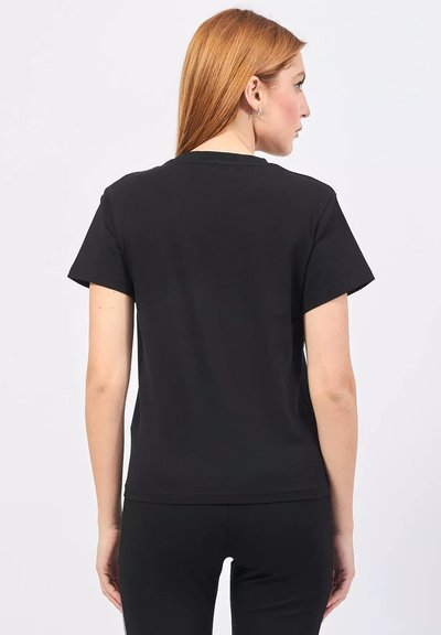 T-shirt in cotone nero con maniche corte, collo rotondo e stile aderente, caratterizzato da una texture liscia e senza motivi o elementi hardware visibili.