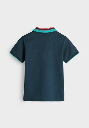 Camiseta polo de color navy con un cuello acanalado que presenta acentos en rojo, verde y morado. Mangas cortas y tejido de algodón suave. Vista trasera mostrada.