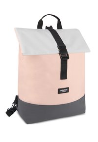 Rózsaszín és szürke hátizsák, roll-top záróval, fekete pánttal és állítható felszereléssel. Simább anyagból készült, és elülső logóval rendelkezik.