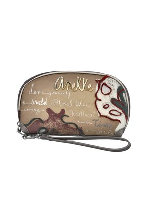 Bolso de muñeca marrón con diseño floral abstracto, logo dorado de Anekke y texto en cursiva que dice "Love yourself the world moves with every heartbeat each time your smile."