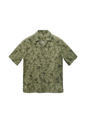 Cămașă cu mânecă scurtă dintr-un material verde, cu un model geometric triunghiular, cu închidere butonată și un design clasic al gulerului.