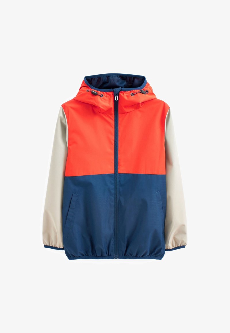 Veste à blocs de couleurs avec le haut rouge, le corps bleu marine et les manches beiges. Confectionnée en tissu léger avec une capuche et une fermeture éclair à l'avant.