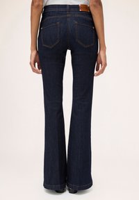 Motivi PUSH-UP BIANCA - Vaqueros a campana - blu