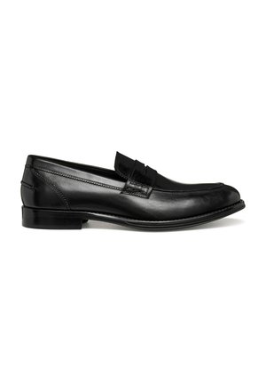 Mocassin penny loafer pour homme en cuir noir avec talon bas et coutures visibles, présenté de profil sur fond blanc.
