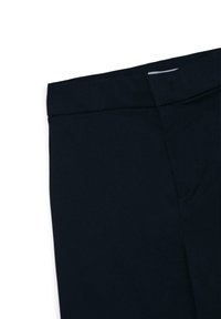 Pantaloni blu scuro con tessuto morbido, cintura piatta e dettagli di cucitura sottili. Nessuna tasca visibile o accenti hardware.