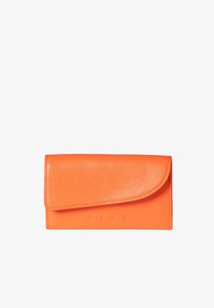 Cartera de cuero naranja con textura suave, solapa plegable y detalles en relieve en el frente. Forma rectangular compacta.