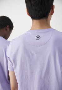 Carlo Colucci PRIDE UNISEX - Apdrukāts T-krekls - lilac