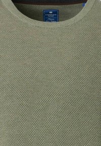 Olivgrüner Rundhalsausschnitt-Pullover mit strukturiertem Strickmuster. Das Etikett trägt die Aufschrift "Redmond Casual, Authentische Alltagsbekleidung." Weicher Stoff, normale Passform.