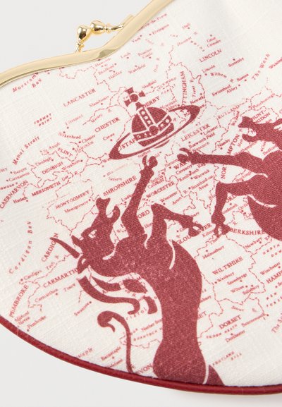 Κοντινό πλάνο ενός πορτοφολιού που διαθέτει έναν παλαιό χάρτη της Αγγλίας με κόκκινες σιλουέτες ιππότη επάνω σε άλογο και έμβλημα κορώνας.