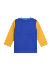 Pitkähiha T-paita sinisellä vartalolla ja keltaisilla hihoilla, jossa on pyöreä kaula-aukko ja yksinkertainen design, valmistettu puuvillasta.