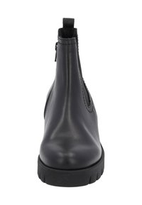 Bottine noire en cuir avec une finition lisse, des panneaux latéraux élastiques et une semelle en caoutchouc à profil bas. Équipée d'une languette à l'arrière.