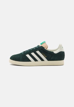 adidas Originals GAZELLE UNISEX - Zapatillas - mineral green/off white/cream white