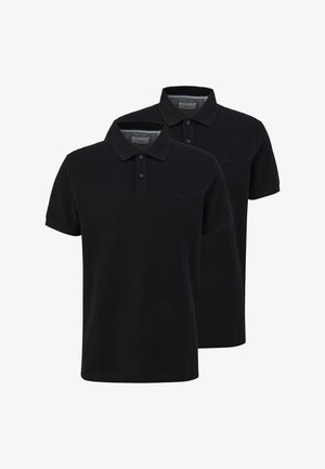 Zwei schlichte schwarze Polohemden mit kurzen Ärmeln, Kragen und Dreiknopf-Leiste, auf weißem Hintergrund dargestellt.