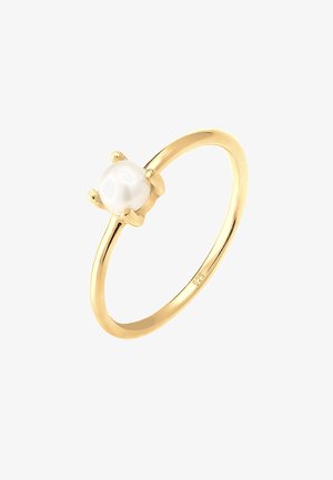 Goldbeschichteter Ring mit glattem Band, der eine rundliche weiße Perle sicher in vier Krappen gefasst hat. Innen im Band mit "925" gestempelt.