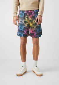 Shorts colorati con un design ondulato in blu, rosa, giallo e nero. Realizzati in materiale leggero, con una vita elasticizzata.