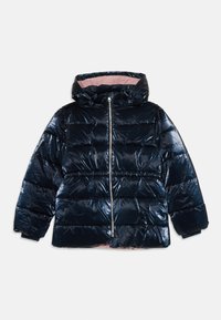 Veste doudoune brillante bleu marine avec capuche et fermeture éclair à l'avant, présentant un doublure intérieure rose clair, exposée à plat sur un fond blanc.