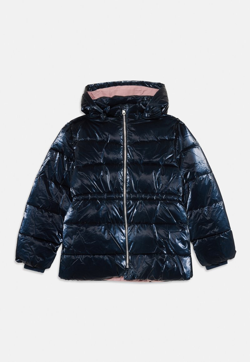Veste doudoune brillante bleu marine avec capuche et fermeture éclair à l'avant, présentant un doublure intérieure rose clair, exposée à plat sur un fond blanc.