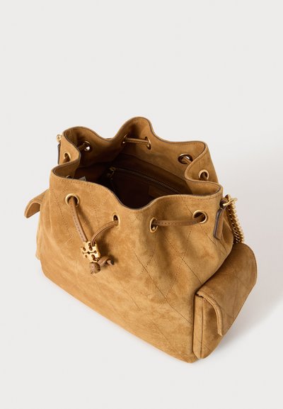 Sac à main en daim doux couleur camel avec motif matelassé, fermeture par cordon et petite poche latérale avec détail en chaîne dorée.