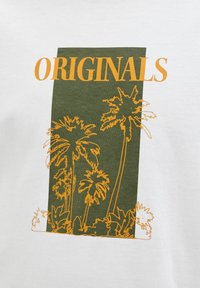 Balta marškinėliai su žalia stačiakampio formos grafika, kurioje yra apelsinų spalvos palmės siluetai, ir žodis "ORIGINALS" parašytas ryškiai oranžinėmis raidėmis.