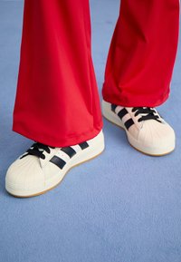 SUPERSTAR XLG - Sneakers basse - cream white/core black