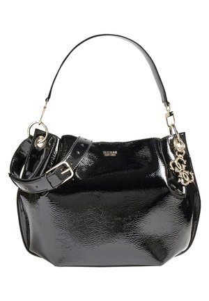 Sac à main en cuir verni noir brillant avec une seule bandoulière, boucle réglable et un charm logo en ton doré sur le côté.