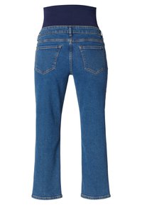 Jean en denim bleu à jambes larges, avec un panneau taille haute en tricot marine et deux poches arrière. Couture distinctive sur les poches.