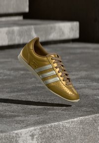 Odabrano, brown desert/cream white/cardboard