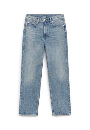 Jean denim bleu clair à jambes droites avec cinq poches et une fermeture bouton, présenté à plat sur un fond blanc.