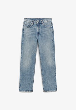 Jean denim bleu clair à jambes droites avec cinq poches et une fermeture bouton, présenté à plat sur un fond blanc.