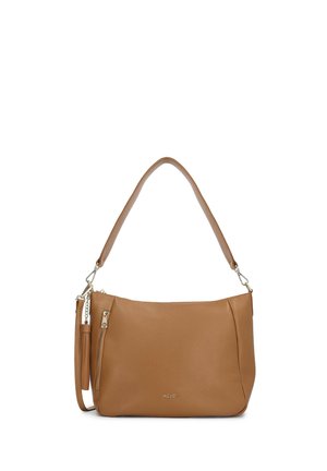 Skórzana torba na ramię w kolorze koniakowym z kieszenią na zamek, regulowanym paskiem oraz małym logo marki na przedniej części na białym tle.