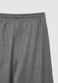 Graue Jogginghosen mit elastischem Bund, glatter Textur und lockerer Passform. Einfaches Design ohne erkennbare Muster oder Akzente.