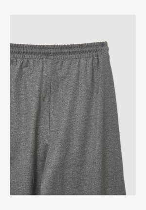 Pantaloni della tuta grigi con cintura elastica, texture morbida e vestibilità ampia. Design semplice senza motivi o accenti visibili.
