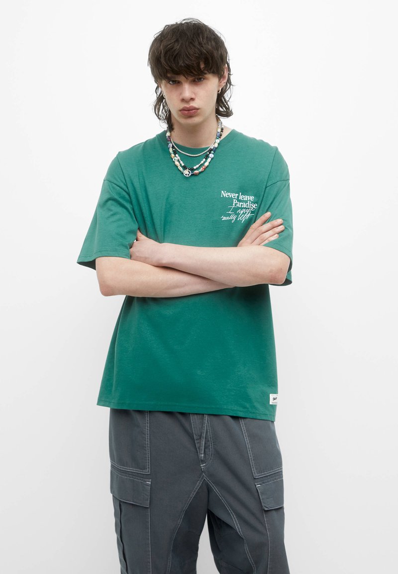 PULL&BEAR XDYE SLOGAN Tshirt print green/groen Zalando.nl