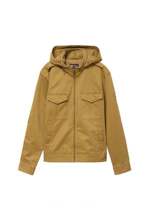 Veste marron à capuche avec fermeture éclair à l'avant, deux poches à rabat sur la poitrine et deux poches latérales, posée à plat sur fond blanc.