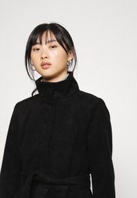 VILA Petite VIPOKU HIGH NECK COAT - Casaco clássico - black