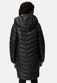 Cappotto imbottito nero con cappuccio, caratterizzato da un motivo a zigzag trapuntato. Il cappotto ha maniche lunghe e arriva fino a metà coscia.