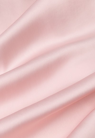 Světle růžová saténová látka s hladkou, lesklou texturou, s jemnými záhyby a subtilními sklady, které zdůrazňují její eleganci.