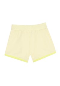 Pantaloni corti gialli con una consistenza morbida, caratterizzati da una ampia vita elastica e un vivace bordo verde neon lungo l'orlo.